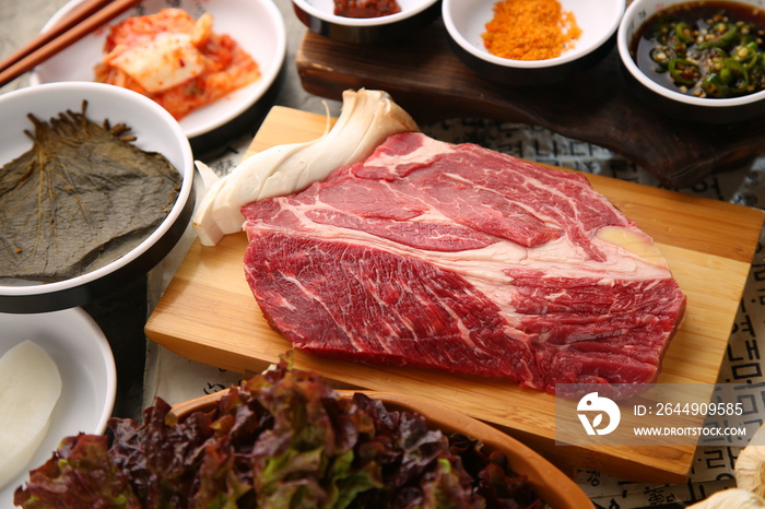 밑반찬과 생소고기가 있는 차림 Served with side dishes and raw beef