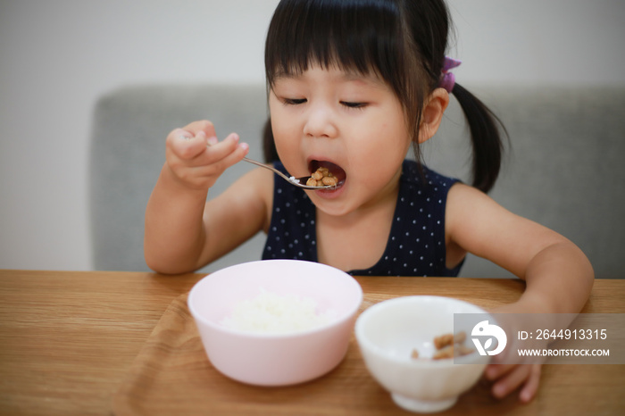 納豆ご飯を食べる女の子