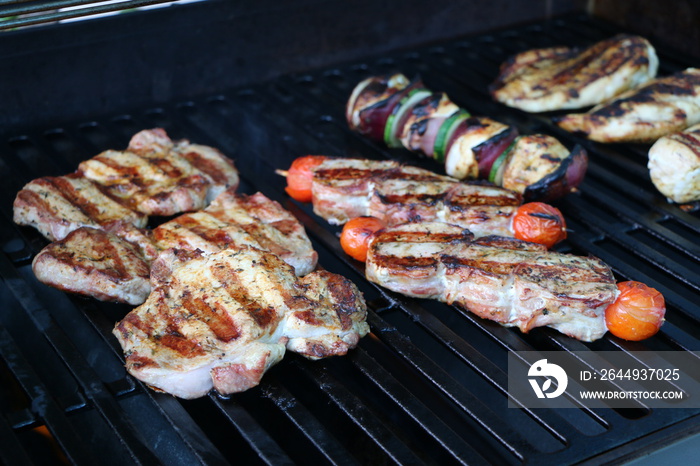 Deftiges Fleisch auf dem Grill