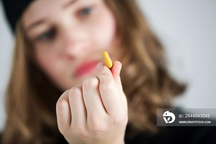 Teenager mit Tabletten