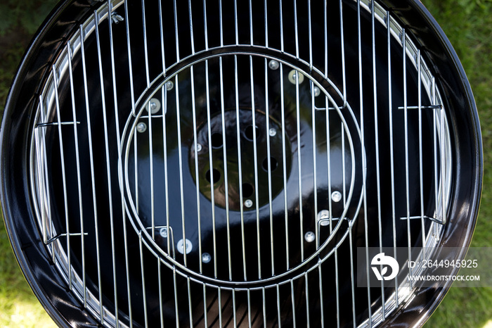 Close-up of the new grill grate from round barbecue grill