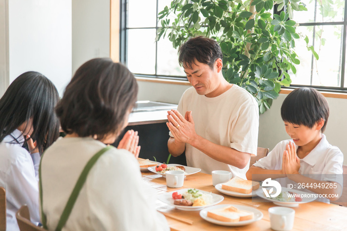 朝食を食べる家族・ファミリー（中学生・小学生・いただきます）