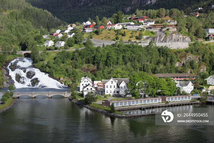 Hellesylt in Norwegen mit Wasserfall Hellesyltfossen