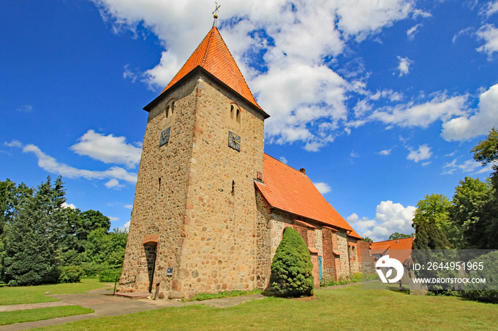 Kirchwalsede: Romanische Feldsteinkirche St. Bartholomäus (1180, Niedersachsen)