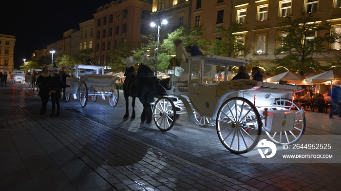 Kraków nocą, dorożki na rynku głównym