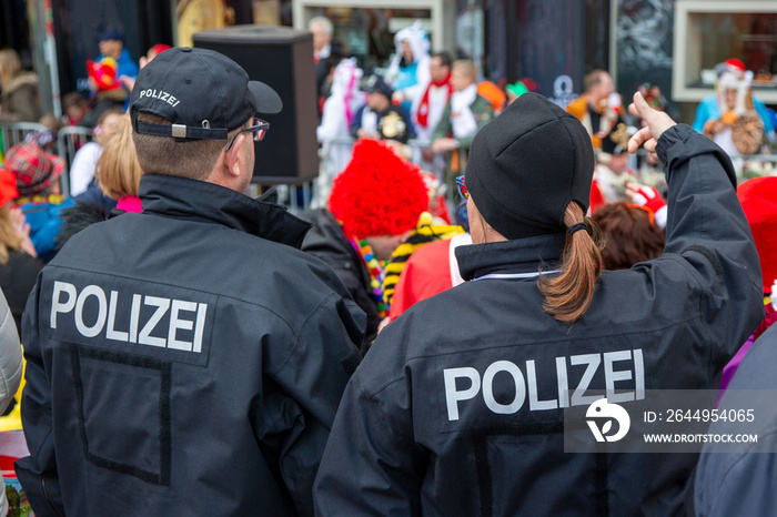 Zwei Polizeibeamte an Karneval