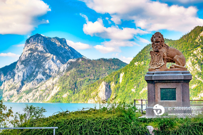 Löwe am Traunsee mit Traunstein, Salzkammergut, Oberösterreich, Österreich