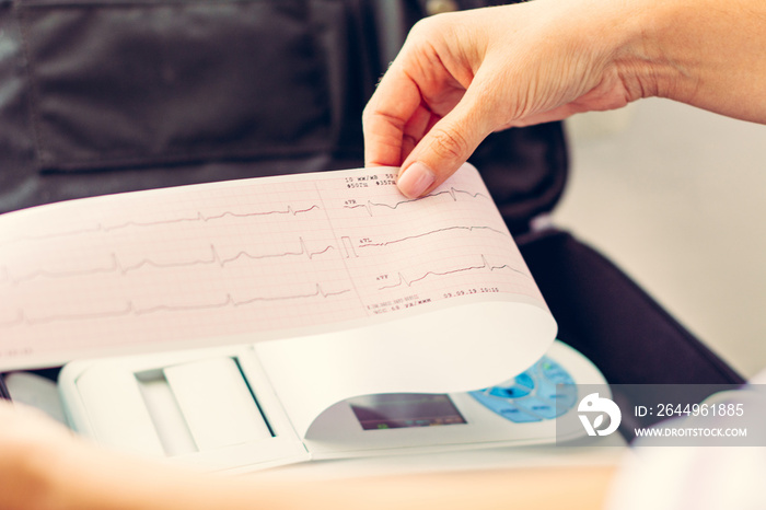 Examination of the patient’s cardiac diagnosis, cardiogram, examination of human cardiovascular diseases, cardiograph and laboratory assistant.