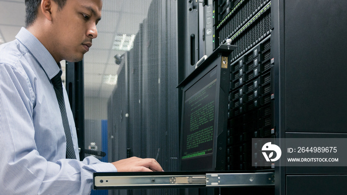 Administrator working analysis system in data center