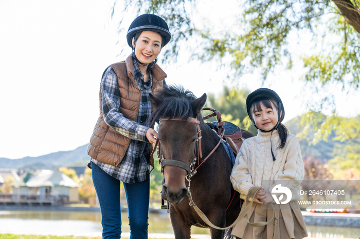 妈妈带女儿骑马