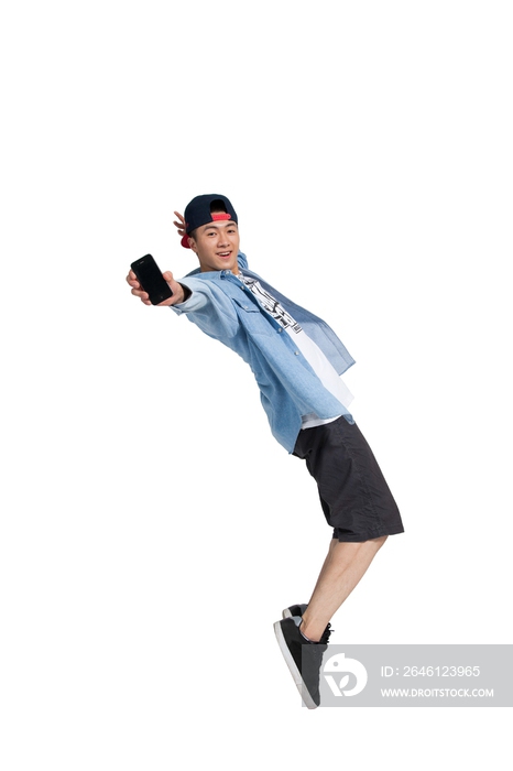 棚拍活力的年轻男人拿着手机