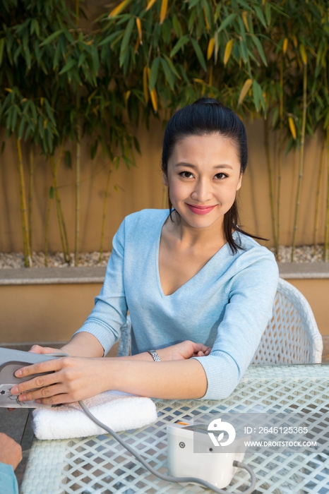 年轻女人给老年女人量血压