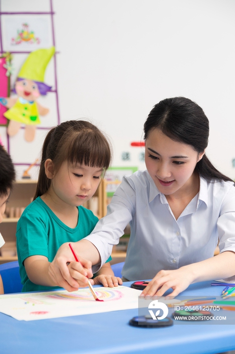 幼儿园女老师辅导儿童画画