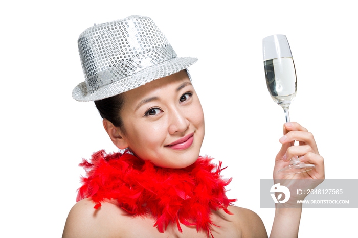 棚拍戴礼帽的年轻女人举着香槟酒杯