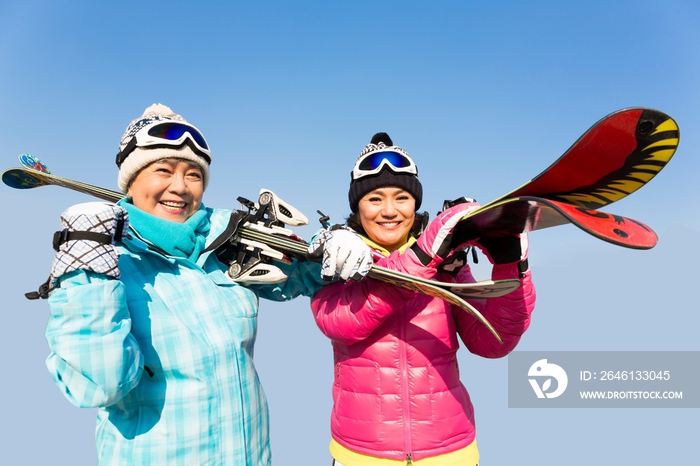 老年人冬季滑雪