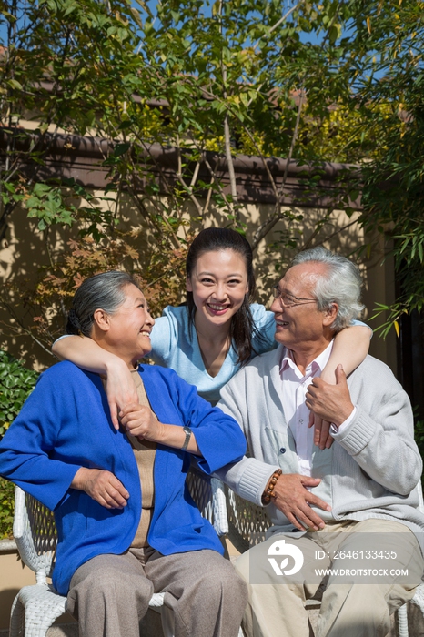 一家人在院子里