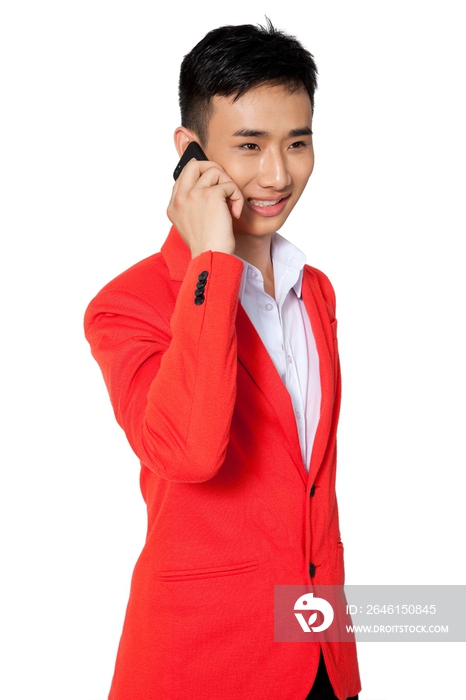 棚拍穿红色西装的年轻男人打手机