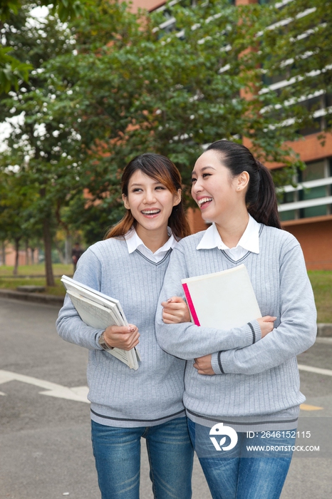 年轻女大学生在校园里漫步