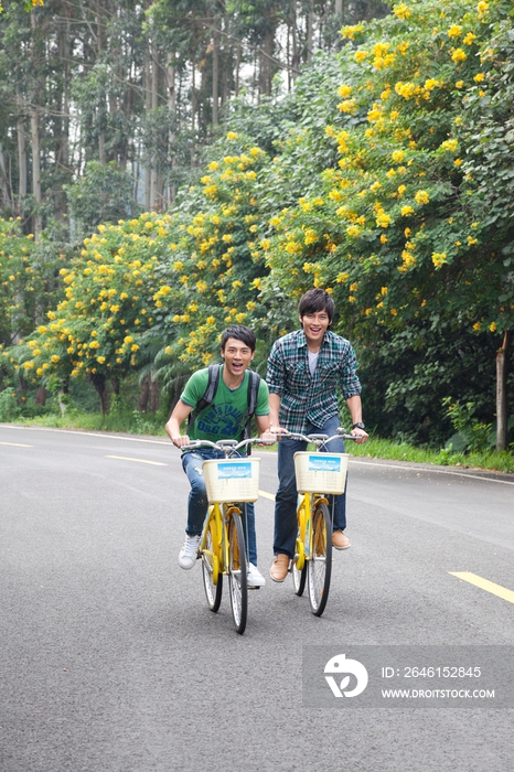 年轻大学生在校园里骑车