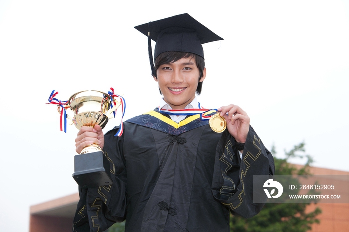 年轻大学生在校园里的毕业典礼