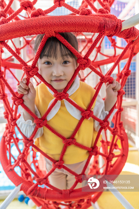 女孩在游乐园玩耍