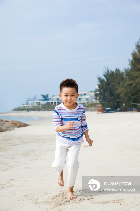 小男孩在海滩奔跑