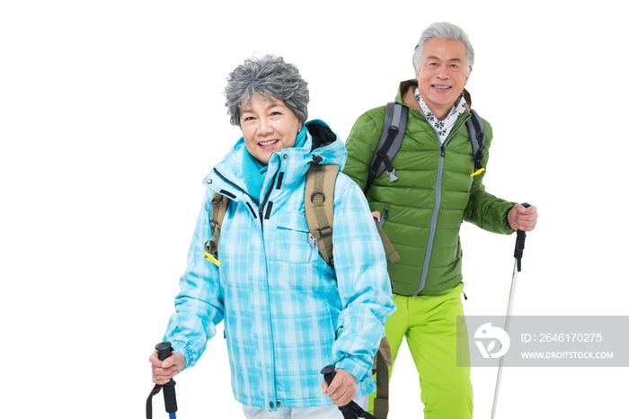 老年夫妇冬季登山旅行