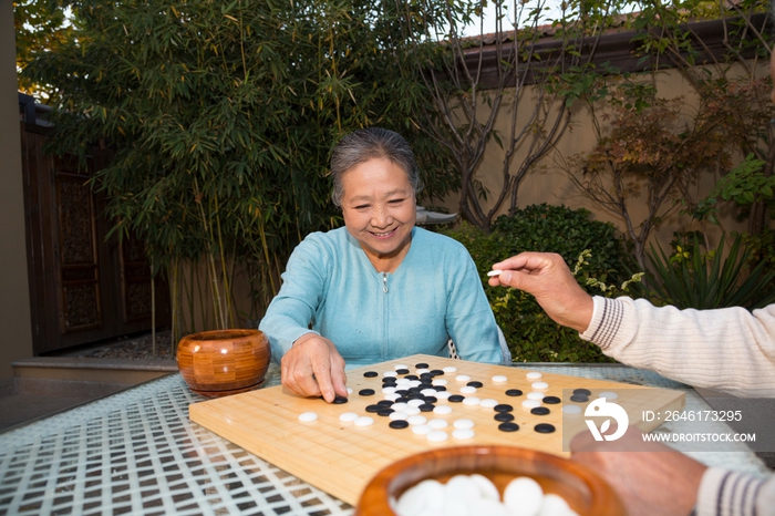 老年夫妻在院子里下棋