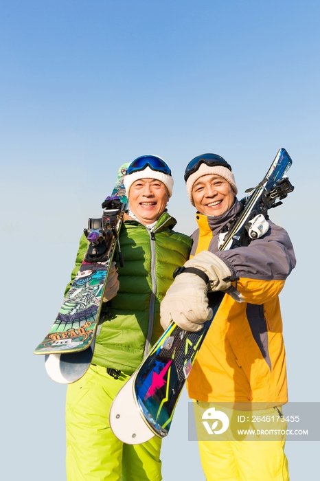 老年人冬季滑雪