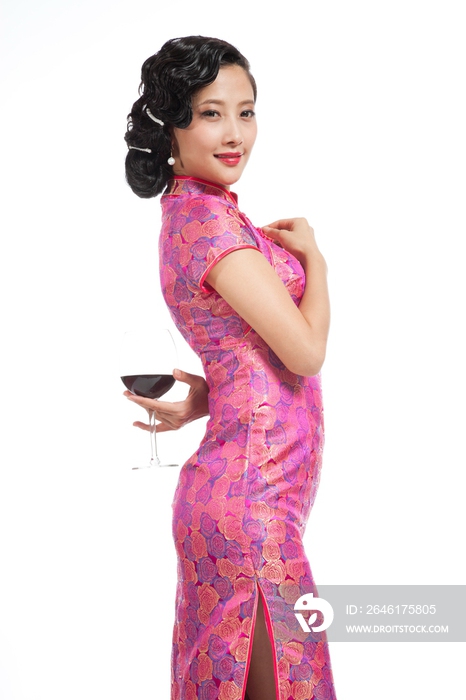 棚拍身穿中国传统服装的年轻女人举杯