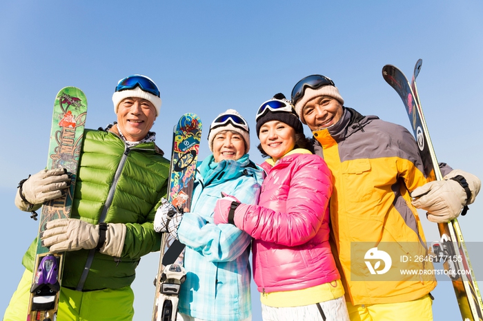 快乐的老年人冬季滑雪