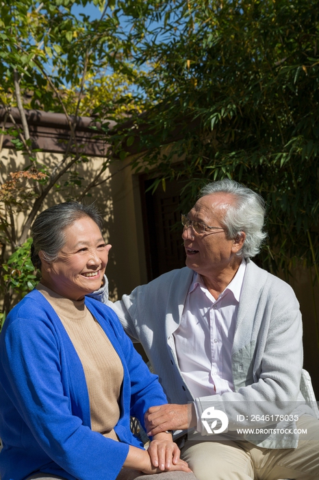 老年夫妻在院子里