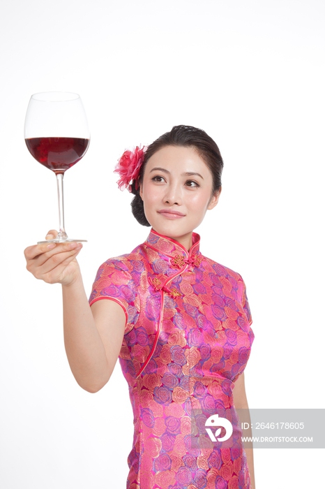 棚拍身穿中国传统服装的年轻女人端酒杯