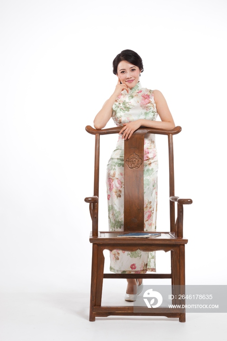 棚拍身穿中国传统服装的年轻女人和中式家具