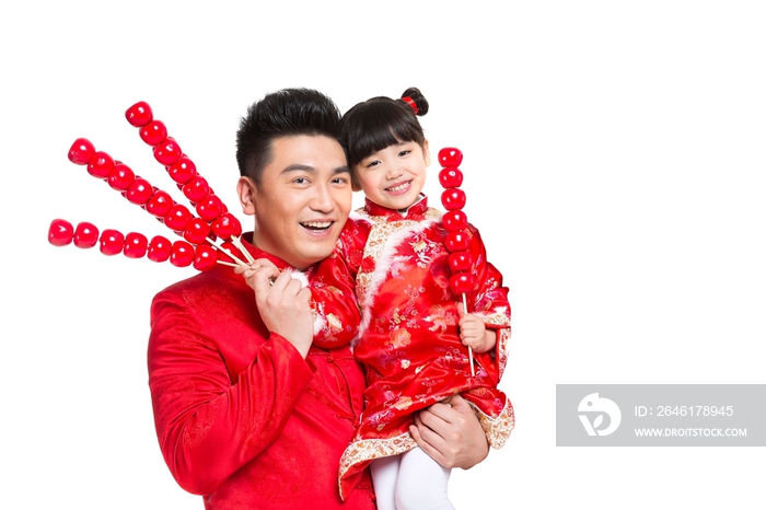 棚拍中国新年拿着糖葫芦的唐装父女