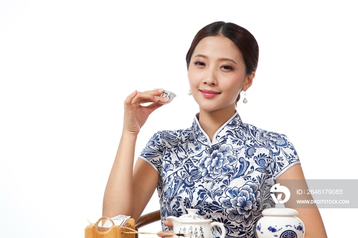 棚拍身穿中国传统服装的年轻女人品茶