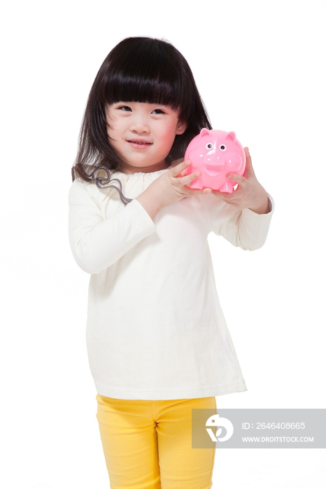 拿着小猪存钱罐的可爱小女孩