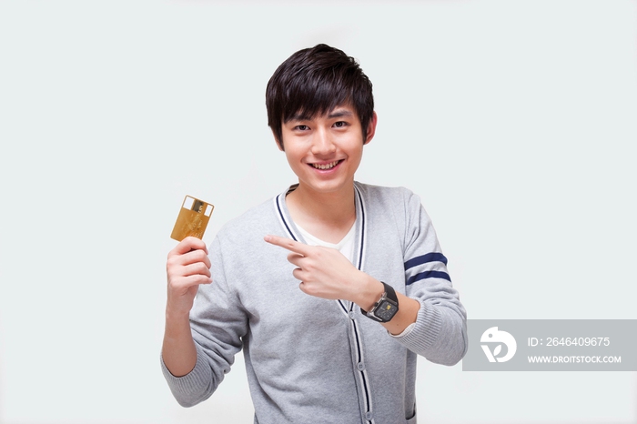 快乐的年轻男人拿着信用卡