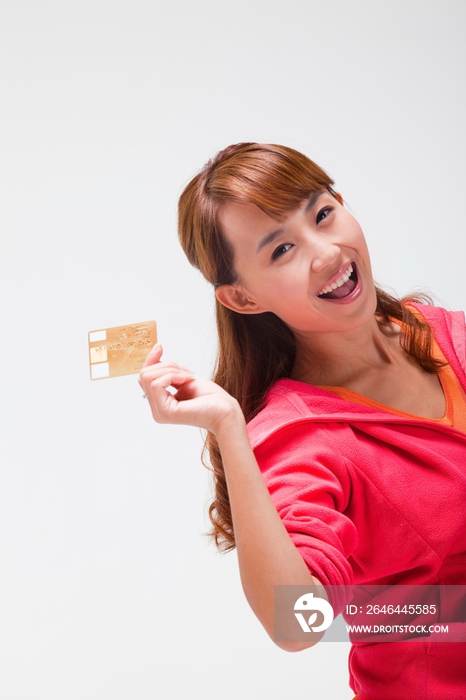 快乐的年轻女人拿着信用卡
