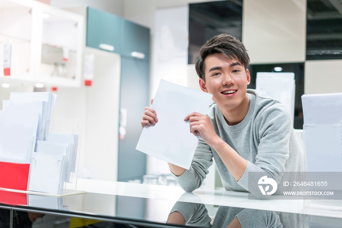 年轻男子选购家具