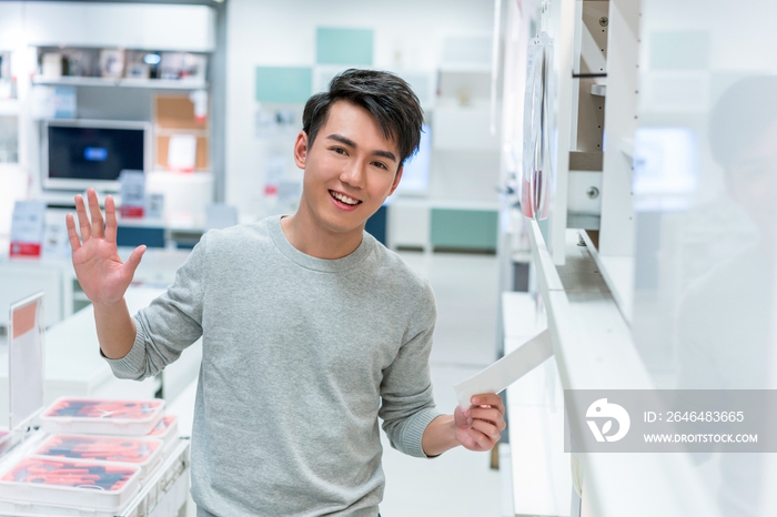 年轻男子挑选家具