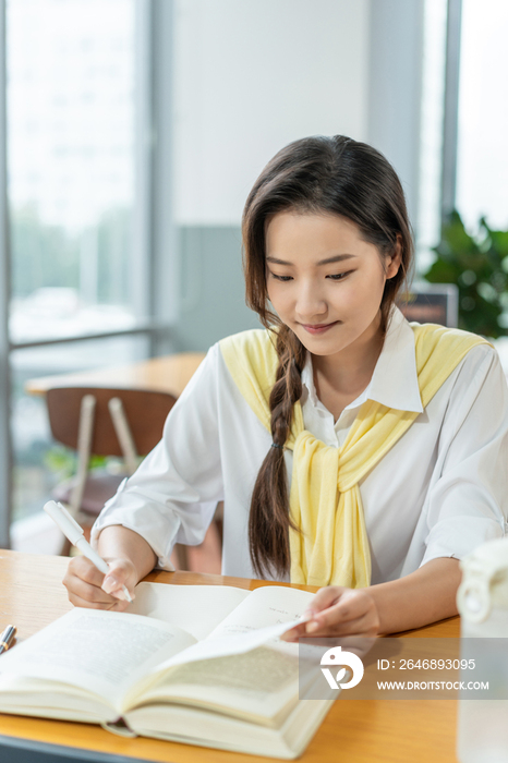 年轻女子在读书