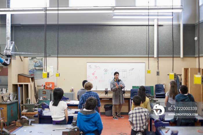 教师在商店课堂上向学生演示