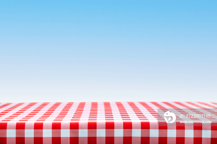 意大利烹饪模板-空白桌子，蓝色天空背景上有红色格子桌布，c