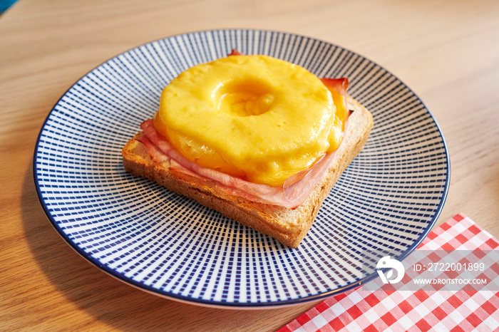 Hawaii Toast mit Cheddar Käse Ananasscheibe und Toast