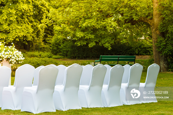 许多带有白色优雅封面的婚礼椅