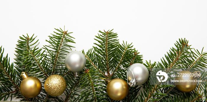 白底冷杉树枝和圣诞饰品