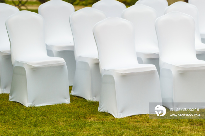 许多白色优雅封面的婚礼椅