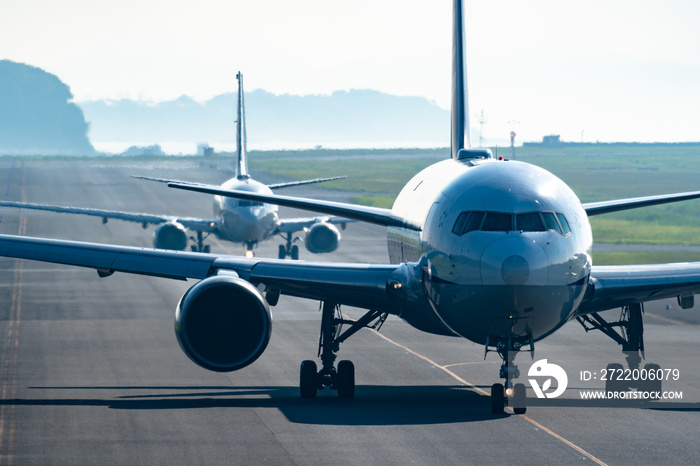 仲良く誘導路を進む航空機