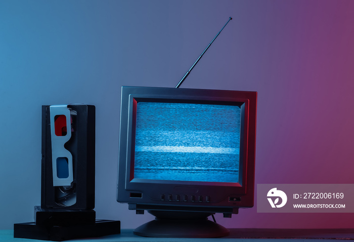 天线老式电视接收器，带立体立体立体眼镜，粉蓝色渐变色录像带